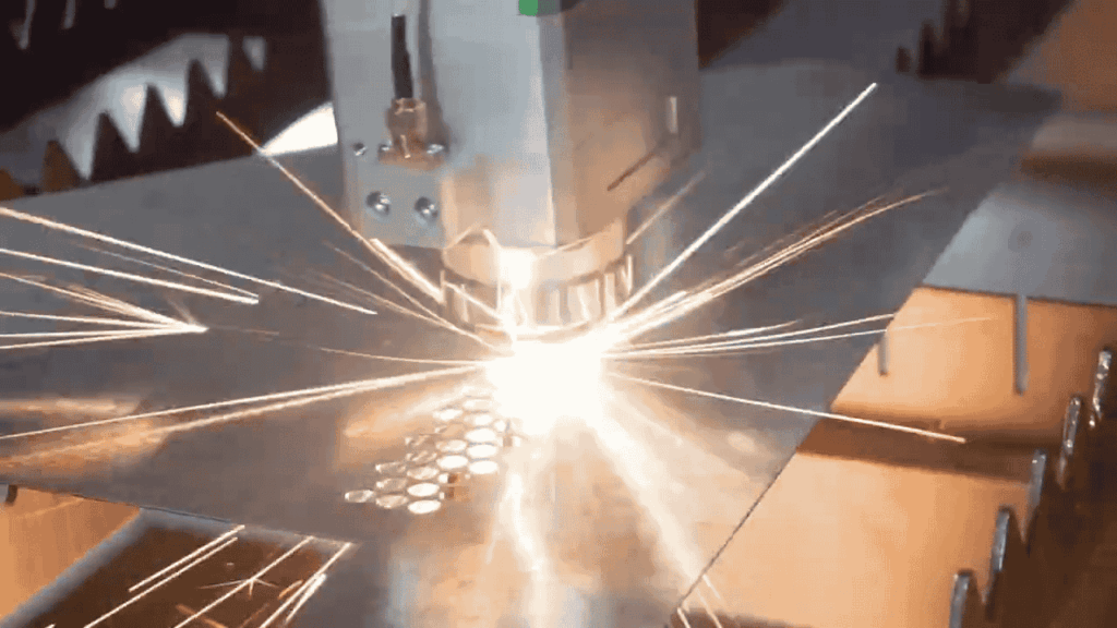 Detail proses pemotongan logam dengan laser, menghasilkan potongan presisi pada bahan stainless steel