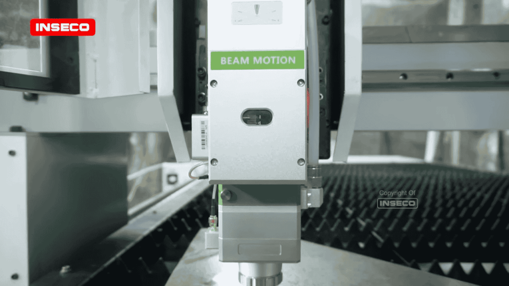 Detail sistem Beam Motion pada mesin laser cutting yang sedang beroperasi, menampilkan mekanisme presisi mesin pemotong logam