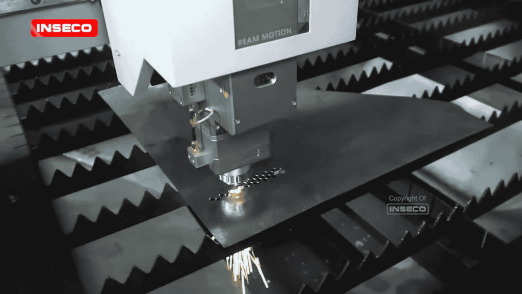 Laser cutting pada plat besi, dengan percikan api yang terlihat, menonjolkan akurasi dan presisi mesin laser dalam pemotongan material.