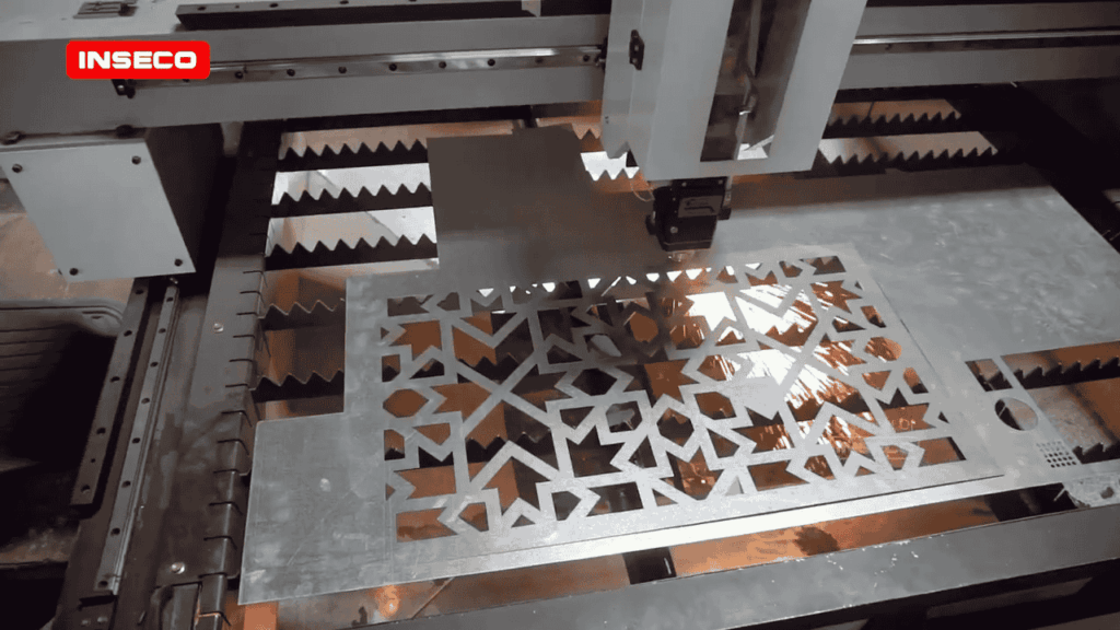 Mesin CNC Laser Cutting sedang bekerja memotong plat logam dengan desain presisi, menampilkan teknologi canggih dan efisiensi dari mesin pemotong laser fiber