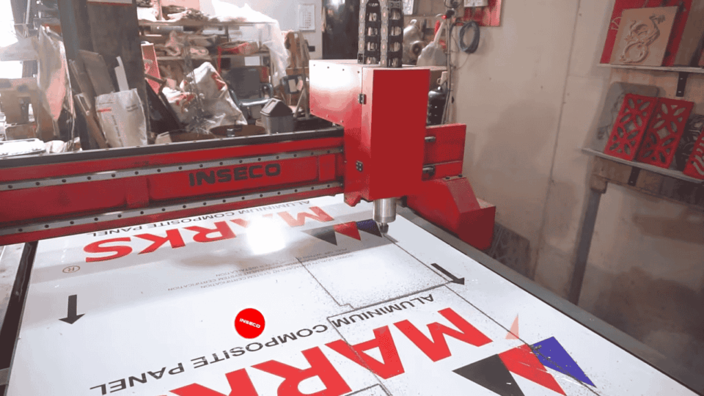 Mesin CNC cutting ACP sedang memotong panel aluminium presisi