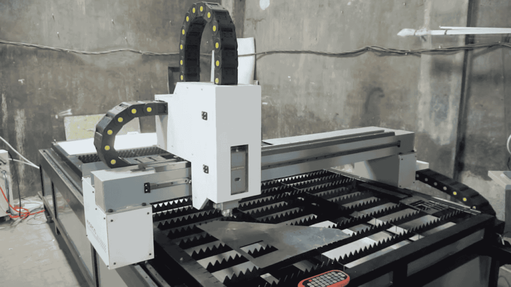Mesin CNC potong plat besi Surabaya area kerja 130x250 cm dengan laser Raytools INSECO