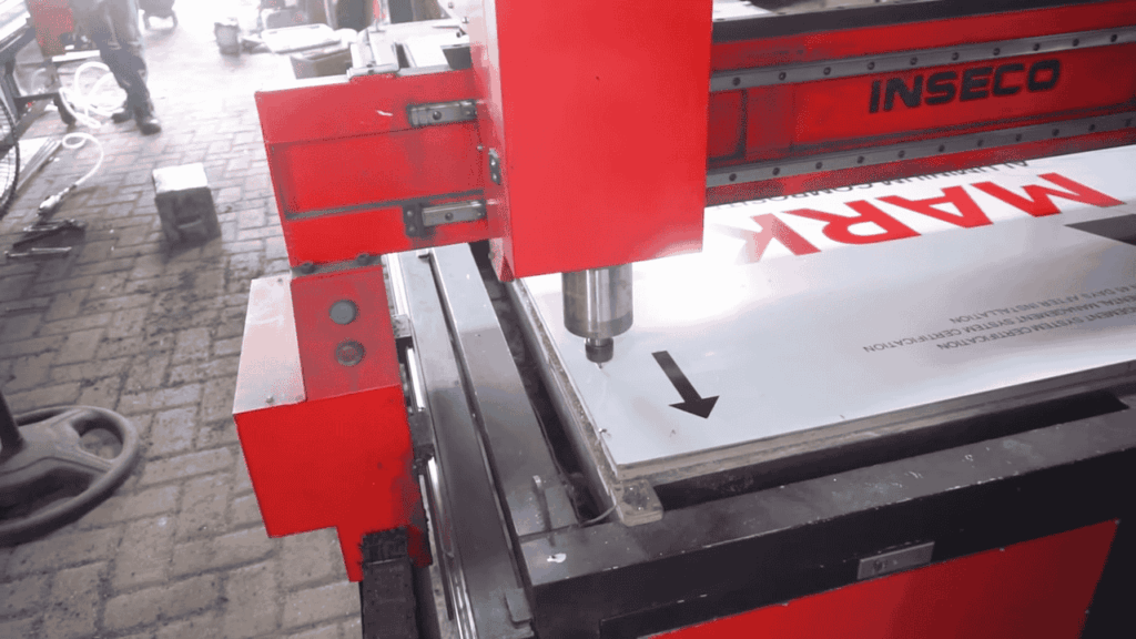 Mesin CNC router memotong ACP dengan hasil presisi tinggi