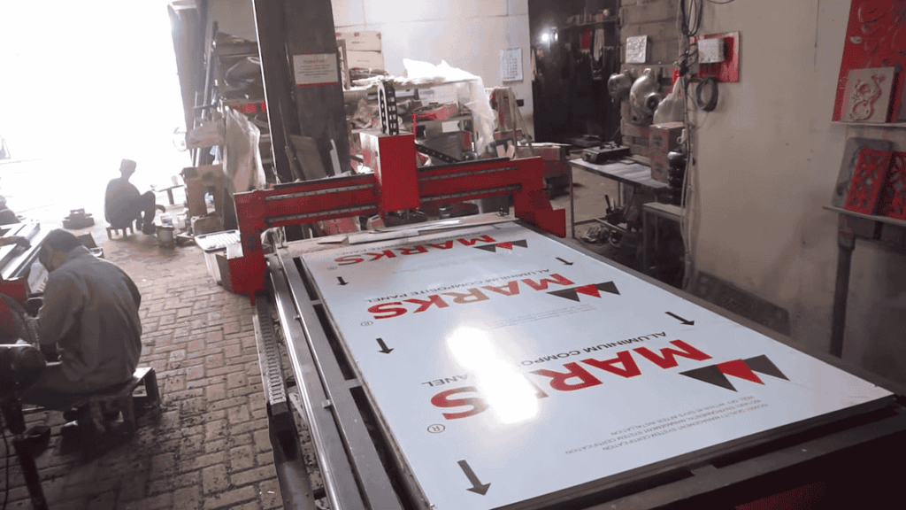 Mesin cutting ACP sedang memproses panel ACP  ukuran besar