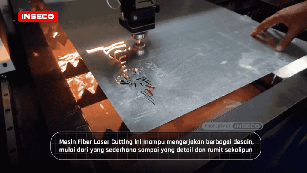Mesin fiber laser cutting memotong desain rumit pada lembaran logam, cocok untuk berbagai produk custom