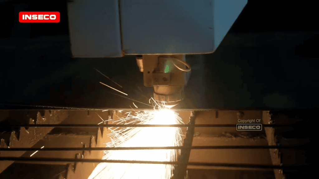 Mesin laser cutting fiber sedang memotong bahan logam dengan presisi tinggi, menghasilkan percikan api, menunjukkan kualitas dan efisiensi mesin laser berkualitas terbaik di Magelang