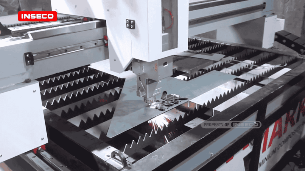 Mesin laser cutting metal bekerja memotong plat logam dengan presisi tinggi di workshop