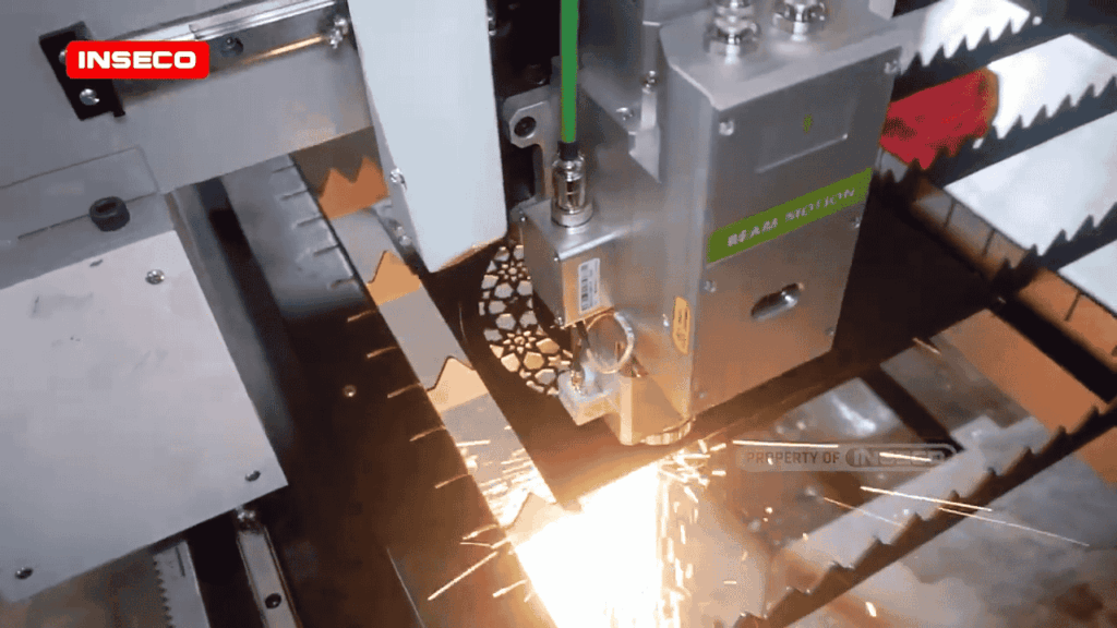 Mesin laser cutting metal mengerjakan desain logam rumit dengan akurasi tinggi, menghasilkan hasil yang halus dan rapi