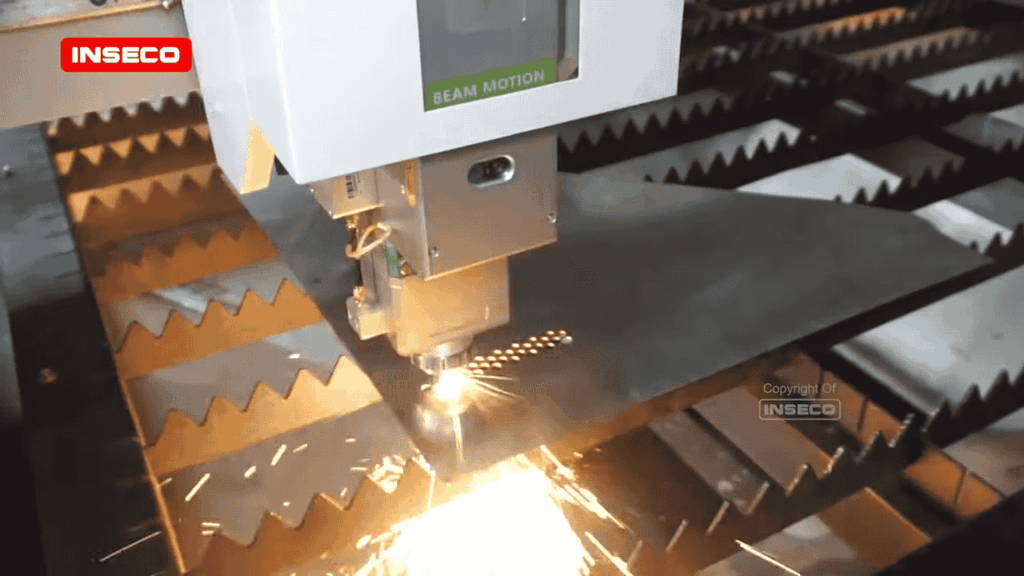 Mesin laser cutting yang sedang memotong plat besi dengan percikan api, menunjukkan proses pemotongan logam yang kuat dan efisien.