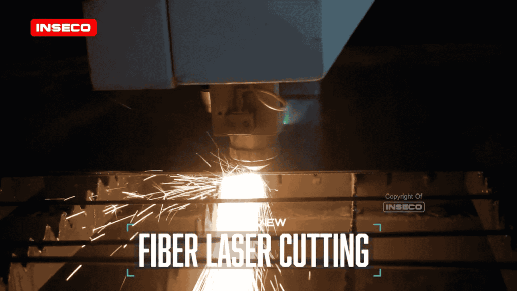 Mesin pemotong laser fiber sedang bekerja, memancarkan percikan api saat memotong logam, menyoroti kinerja tinggi dan teknologi laser canggih dari mesin tersebut.