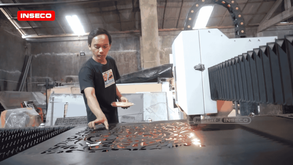 Operator INSECO melakukan cutting motif pagar pada plat besi menggunakan mesin CNC fiber laser Surabaya