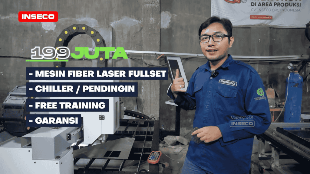 Perwakilan dari INSECO sedang mempresentasikan mesin fiber laser cutting di area produksi, dengan penekanan pada fitur unggulan dan harga kompetitif.