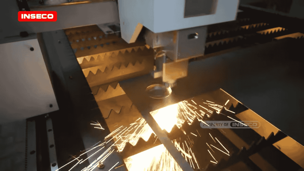Proses potong plat besi presisi dengan mesin CNC fiber laser INSECO di Surabaya, percikan api cutting