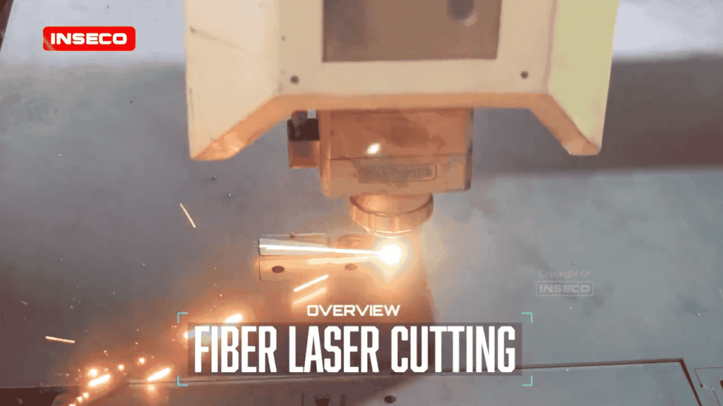 Tampilan dekat kepala pemotong laser fiber yang sedang beroperasi, menunjukkan presisi dan kekuatan sinar laser yang digunakan dalam pemotongan CNC untuk fabrikasi logam.