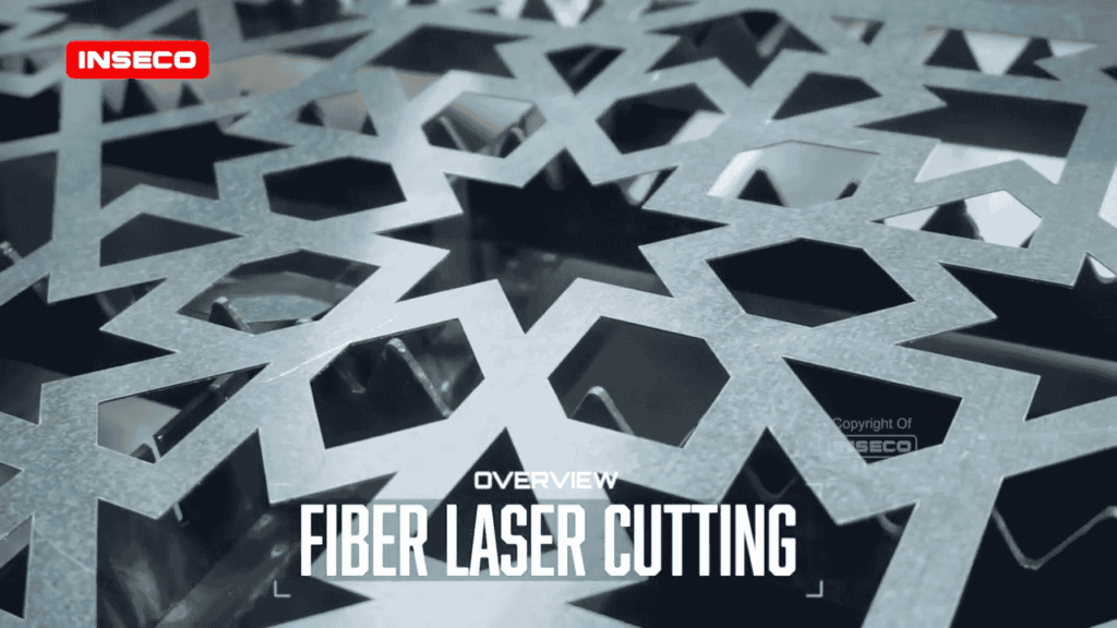 Tampilan detail plat logam dengan pola geometris rumit yang sedang dipotong oleh mesin laser fiber, menggambarkan kemampuan mesin untuk membuat desain kompleks.