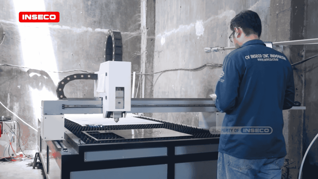 Teknisi INSECO mengontrol mesin CNC potong plat besi harga 199 juta di workshop Surabaya