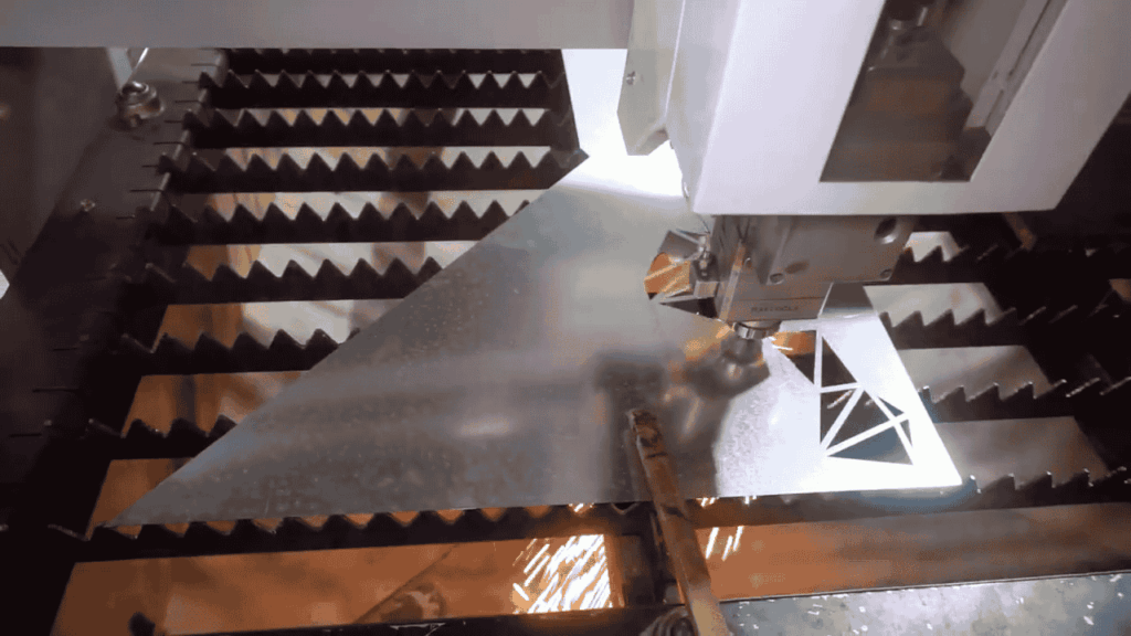 Detail proses laser cutting plat besi dengan kepala laser Raytools BM110 hasil potongan presisi tinggi