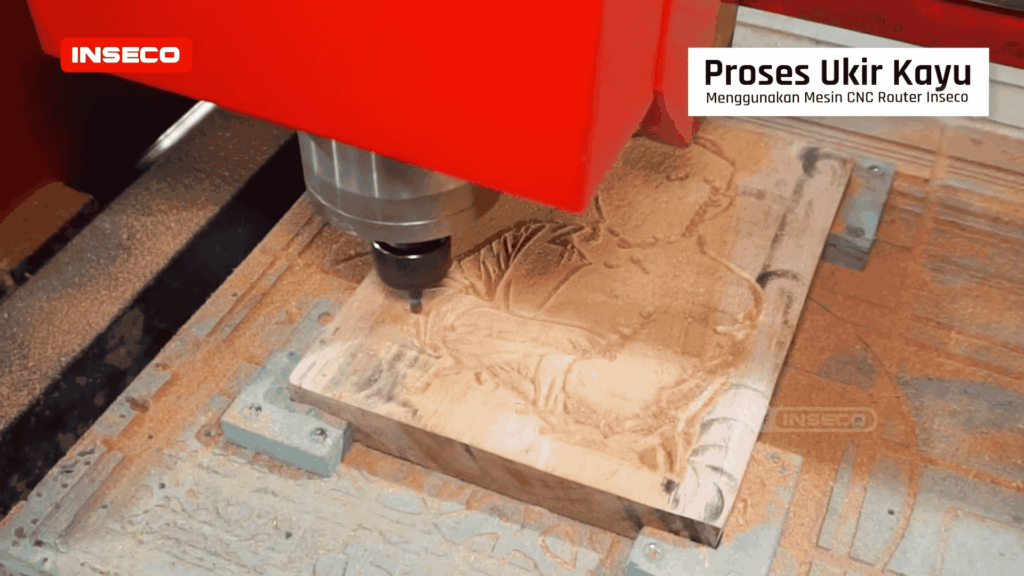 Detail proses ukiran wajah pada kayu menggunakan mesin CNC Router Inseco, menghasilkan desain yang tajam dan detail tinggi secara otomatis