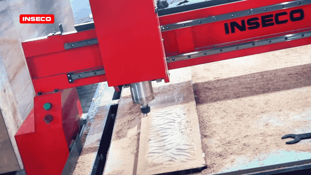 Mesin CNC Router mengukir pola gelombang pada permukaan kayu, memperlihatkan keakuratan mesin dalam menghasilkan tekstur