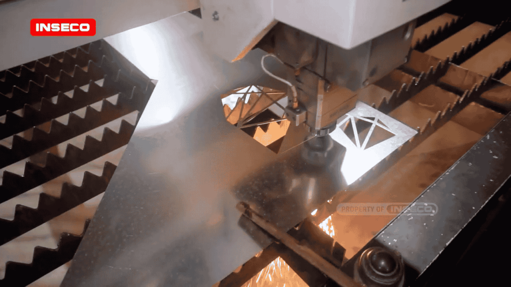 Mesin fiber laser cutting INSECO memotong pola geometris pada plat stainless steel dengan presisi tinggi