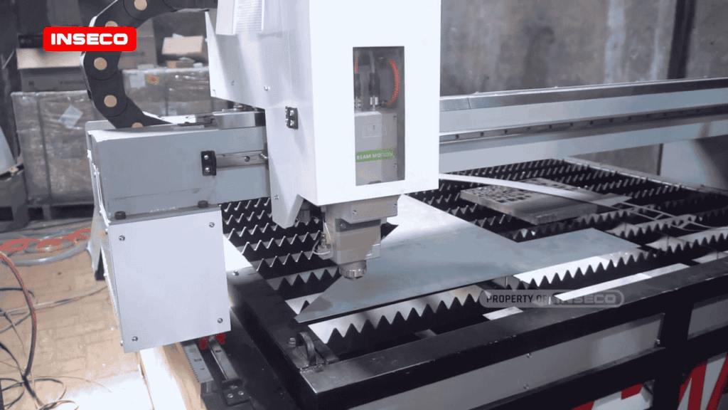 Mesin fiber laser cutting INSECO sedang memotong plat logam dengan presisi tinggi harga 199jt Sidrap
