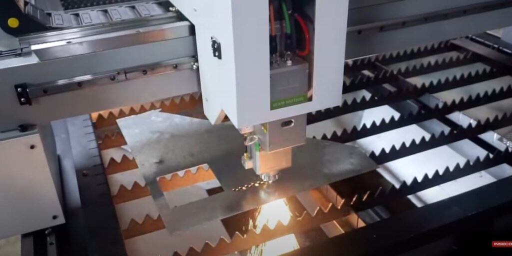 Mesin laser cutting bodi warna putih dengan tutup kaca terbuka, tampak area kerja luas untuk pemotongan material berbasis digital