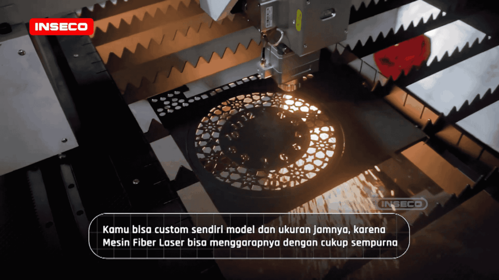 Mesin pemotong laser yang sedang bekerja, memotong potongan logam bundar dengan pola geometris, menekankan kemampuan mesin untuk melakukan pemotongan presisi untuk produk kustom.