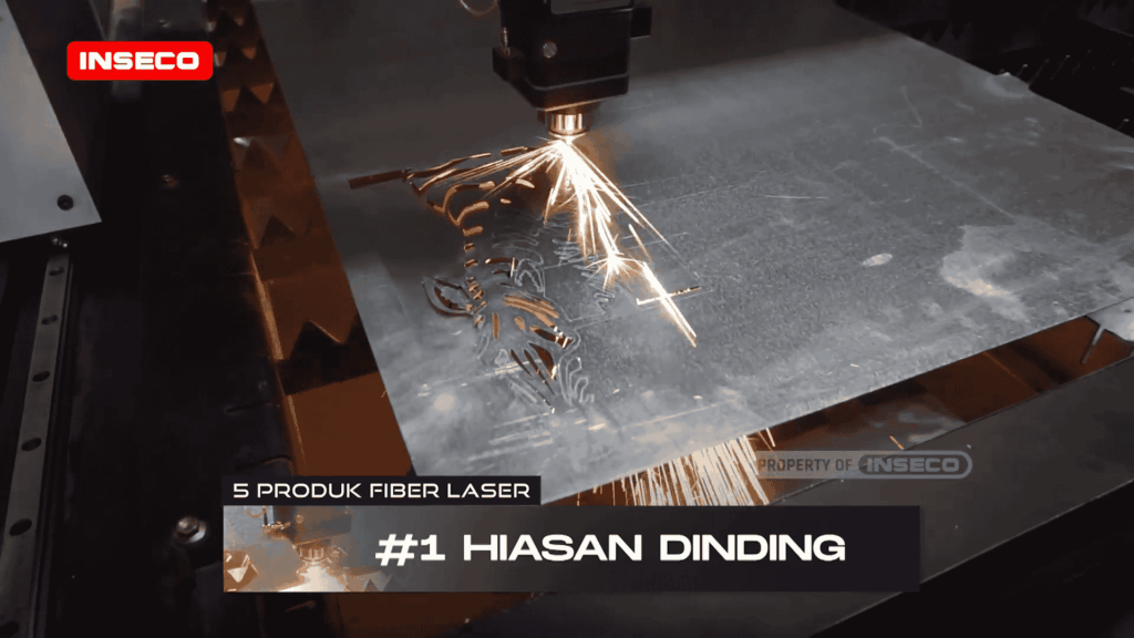 Mesin pemotong laser yang sedang beroperasi, memotong logam dengan percikan api, memperlihatkan presisi dan kekuatan proses pemotongan laser fiber untuk menciptakan karya seni yang detail