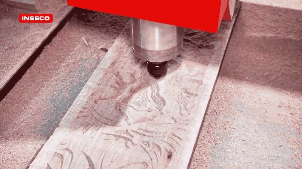 Mesin ukir CNC Router sedang melakukan proses pengukiran di atas permukaan kayu dengan pola desain yang kompleks