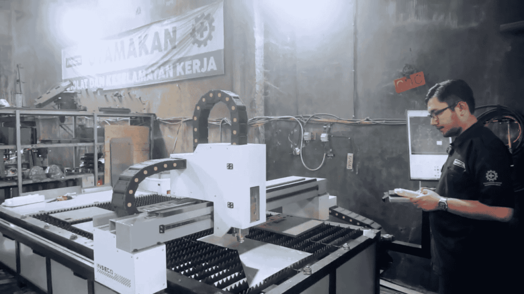 Operator mengoperasikan mesin CNC fiber laser cutting INSECO di Palu dengan area kerja 130x250cm