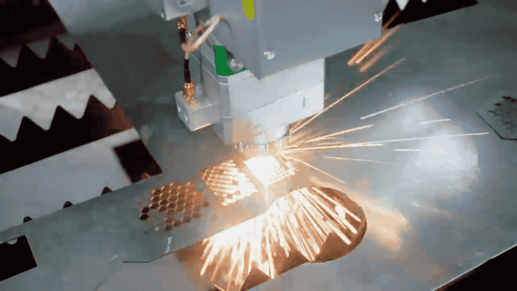 Proses pemotongan menggunakan mesin cutting laser INSECO dengan laser yang fokus memotong logam