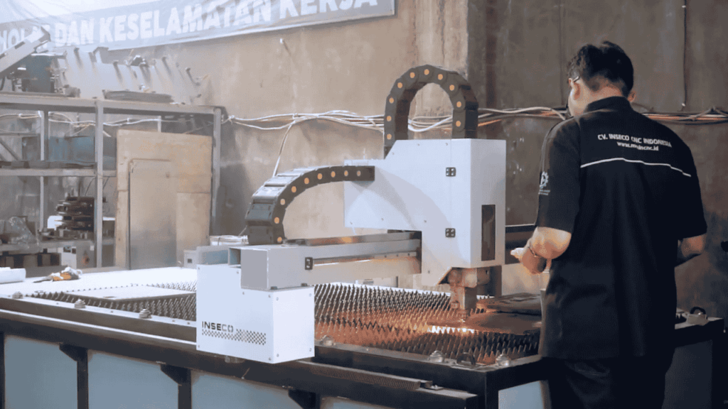 Proses pemotongan plat logam menggunakan mesin fiber laser INSECO dengan teknologi laser Raycus