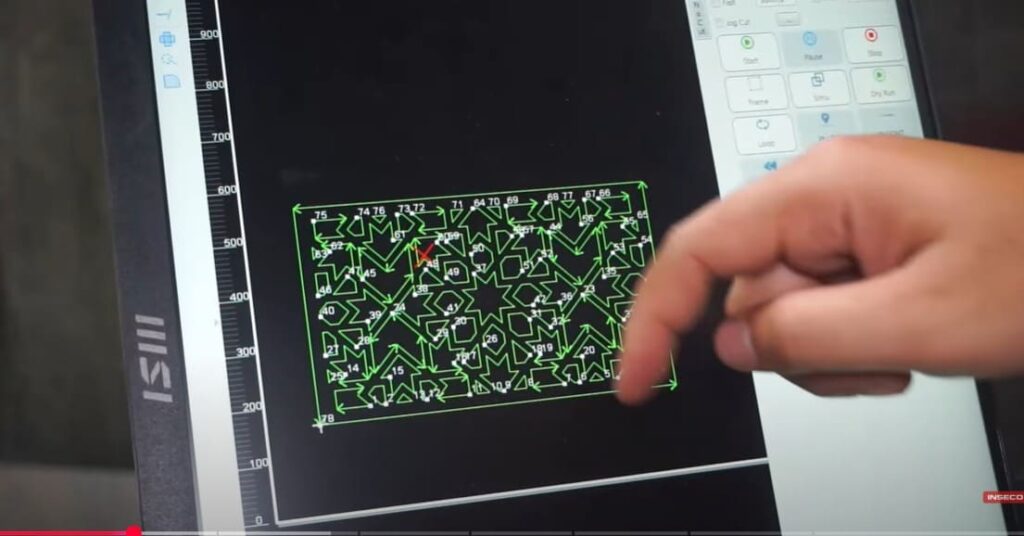 Tampilan samping mesin laser cutting industri berukuran besar dengan desain modern dan kontrol digital