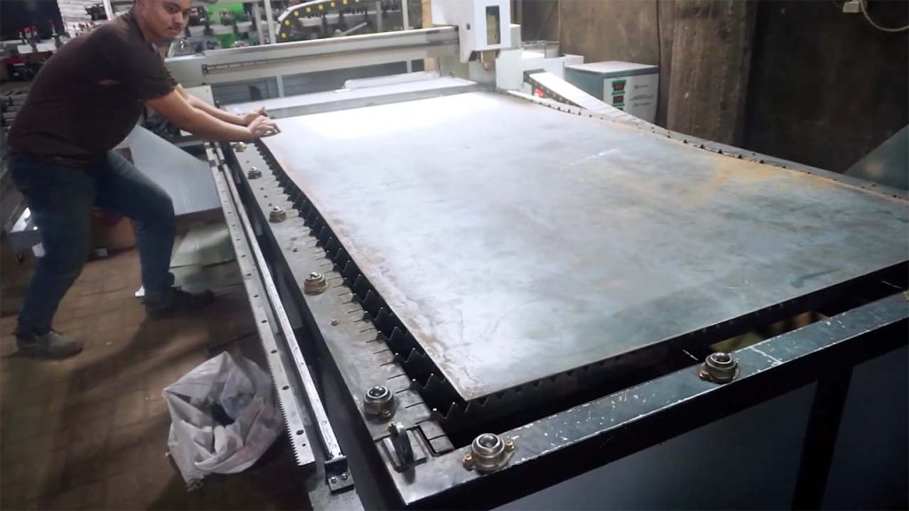 Area kerja mesin cutting laser INSECO yang luas, mampu menampung satu lembaran material penuh untuk diproses