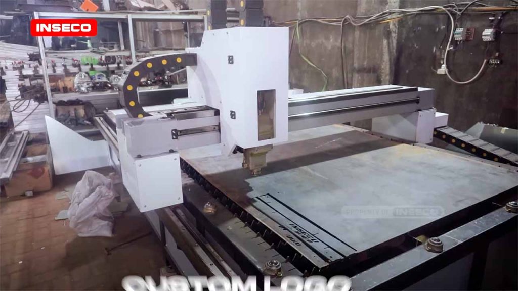 Tampilan keseluruhan unit mesin cutting laser INSECO di workshop, siap untuk potong plat metal ukuran besar