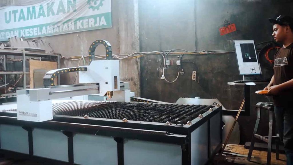 Tampilan lengkap mesin cutting laser INSECO bergaransi yang dijual di Banyuwangi, menunjukkan desainnya yang kokoh
